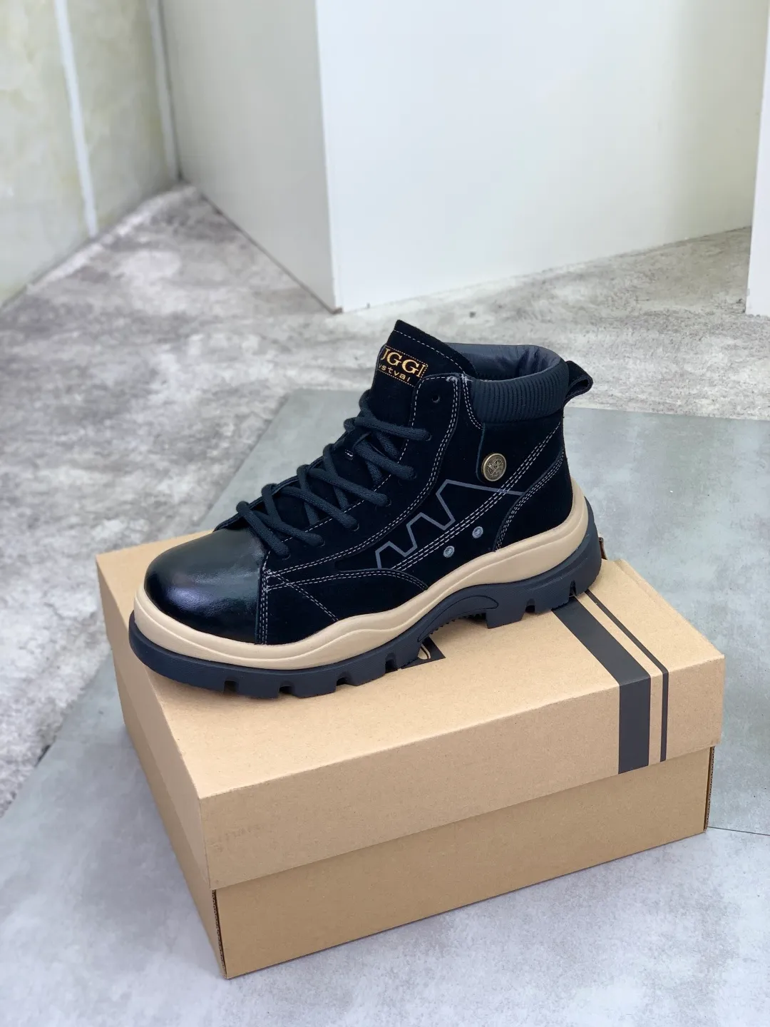 Men's men's shoes 💰P620 New arrival 🆕🆕🆕 IUGGI men's British retro Martin boots Winter new men's outdoor hiking boots First layer of cowhide on the outside and wool on the inside Comfortable and warm sole Rubber outsole Non-slip and firm Trendy and fashionable Casual and versatile Size: 39-44 Three colors A6869